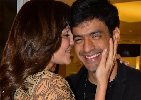  Namorado acompanha no salão e aprova visual de Deborah Secco